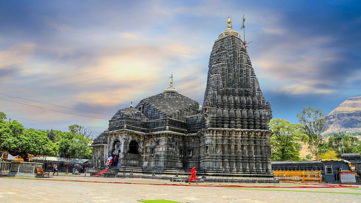 Taxi from Nashik to Trimbakeshwar temple for pilgrimage travel